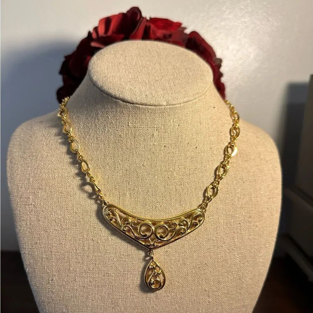 Chic ANNE KLEIN Signed ETRUSCAN Lattice Teardrop Pendant Choker Collar Chain